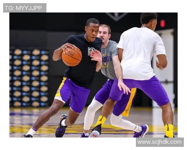 火箭队与雄鹿队激战正酣双方球员展现精彩表现引发球迷热议